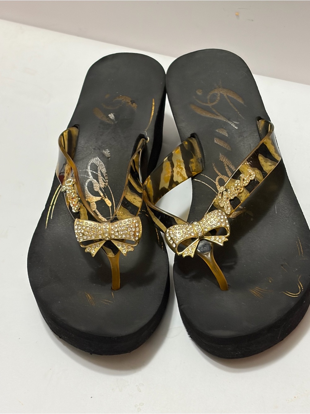 Guess Black & Gold Rhinestone Bow Flip-Flop Sandals Sz 7 Women - Picture 2 of 5